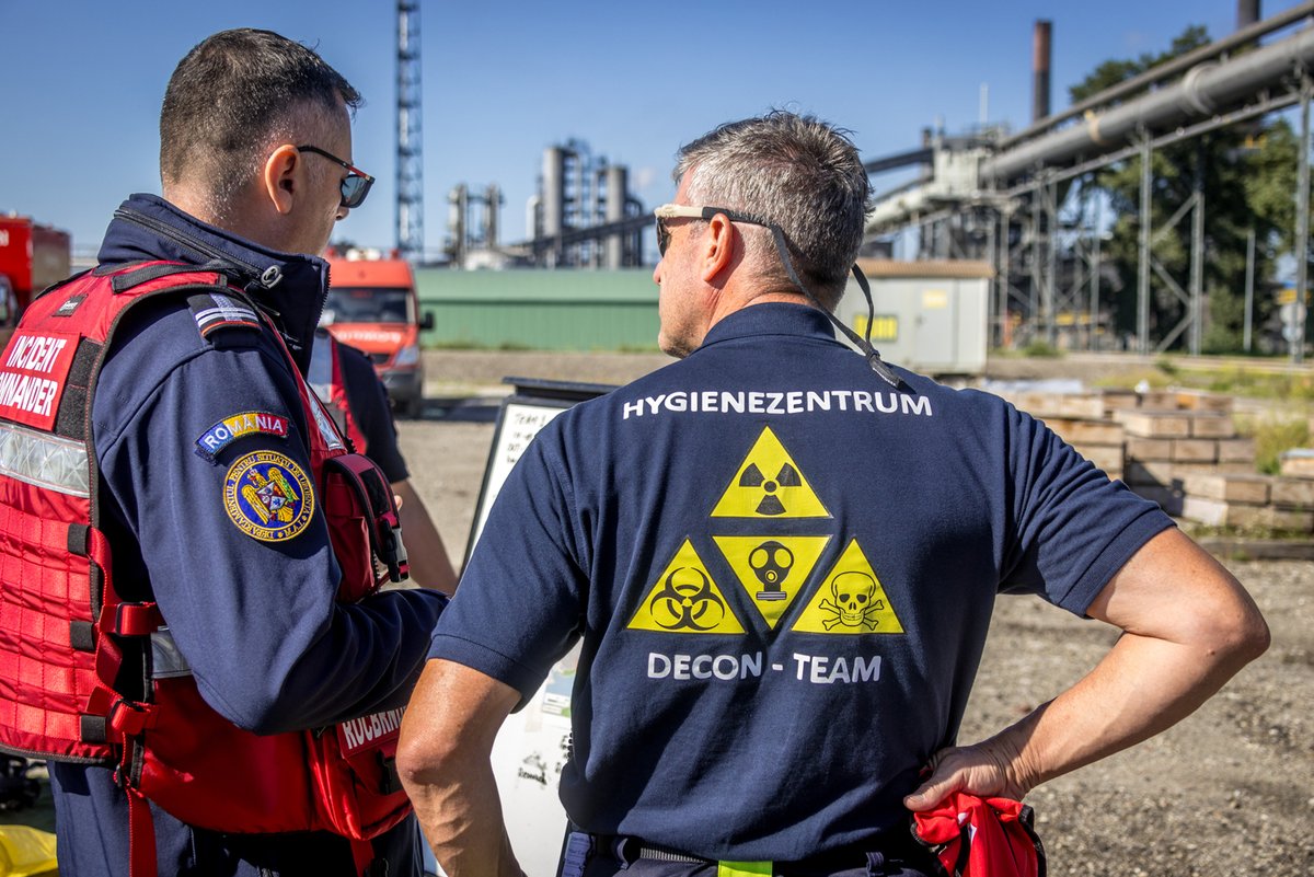 feuerwehrAT's tweet photo. #Formatex23 läuft in @StadtLinz. Ziel der Großübung ist die Verbesserung der internationalen Zusammenarbeit bei der Bewältigung von Naturgefahren, die zu technologischen Unfällen führen. #EUCivilProtectionMechanism @eu_echo
https://t.co/OQC4i5F6Vz https://t.co/MJqkrT64l3