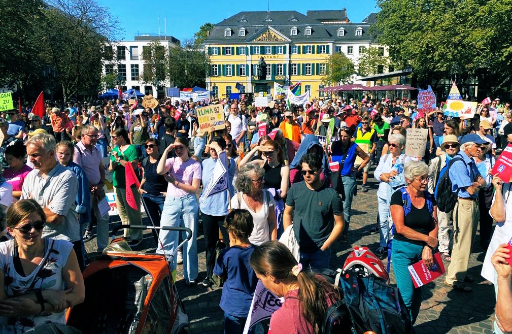 katjadoerner's tweet photo. Die Klimakrise ist längst spürbar. Auch bei uns in #bonn. Weltweit werden Menschen ihrer Lebensgrundlage beraubt. Das muss enden! Die @BundesstadtBonn leistet mit ihrem Klimaplan ihren Beitrag zum Pariser Abkommen. Gut, dass heute beim #klimastreik der Münsterplatz voll war! 💚 https://t.co/axAcc1lDvP