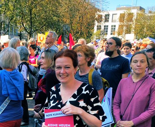 katjadoerner's tweet photo. Die Klimakrise ist längst spürbar. Auch bei uns in #bonn. Weltweit werden Menschen ihrer Lebensgrundlage beraubt. Das muss enden! Die @BundesstadtBonn leistet mit ihrem Klimaplan ihren Beitrag zum Pariser Abkommen. Gut, dass heute beim #klimastreik der Münsterplatz voll war! 💚 https://t.co/axAcc1lDvP