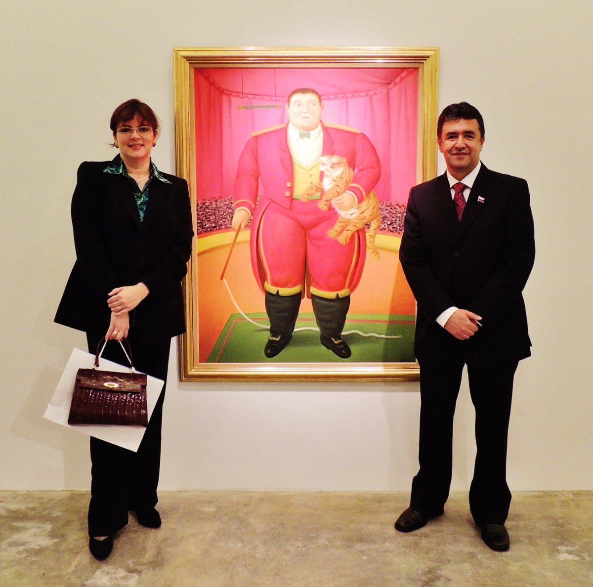 Siempre llevaré el orgullo de haber representado a Colombia en la primera exposición del Maestro #FernandoBotero DEP, en la península arábiga, como lo cubrió <a href="/elcorreo_ae/">El Correo del Golfo</a> <a href="/rafaunquiles/">Rafa Unquiles</a> 
Pérdida irreparable.
#Botero 
elcorreo.ae/articulo/cultu…