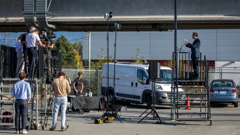 Where's the audience? Where's the media? Who is he talking to (as he looks from side to side)? This man isn't a leader. He's a performer. I ask again, whose 'photo op'? #PierrePoilievreIsLyingToYou #PierrePoilievreIsAbsurd #NeverPoilievre