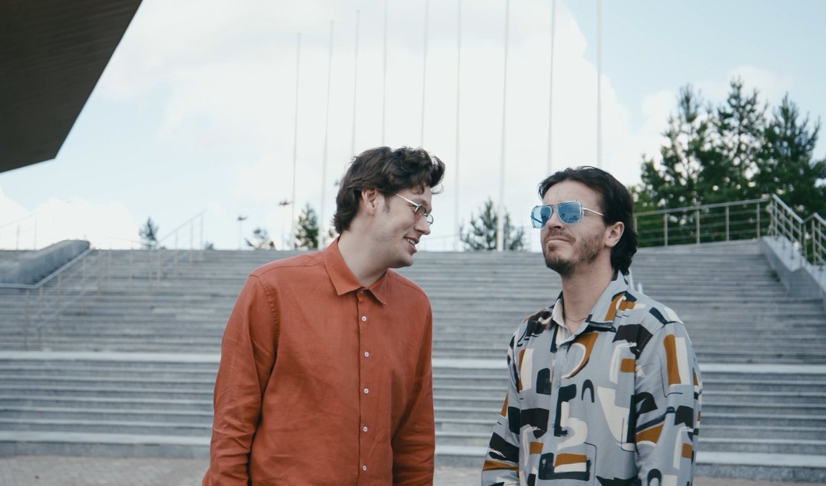 прям в камеру рассказывает