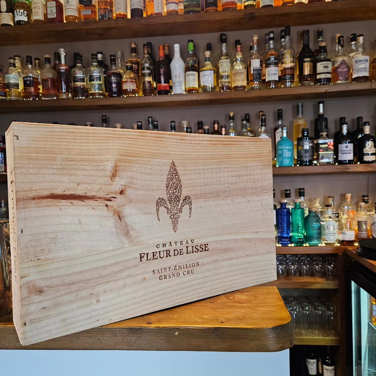 moorofrannoch's tweet photo. This time last week we were visiting #vignoblesjade tasting their St. Emilion Fleur de Lisse.
This week a new delivery has just arrived in #Rannoch
#wine #bordeaux #StEmillion #winetasting #winelist https://t.co/lJOWjP6tHp