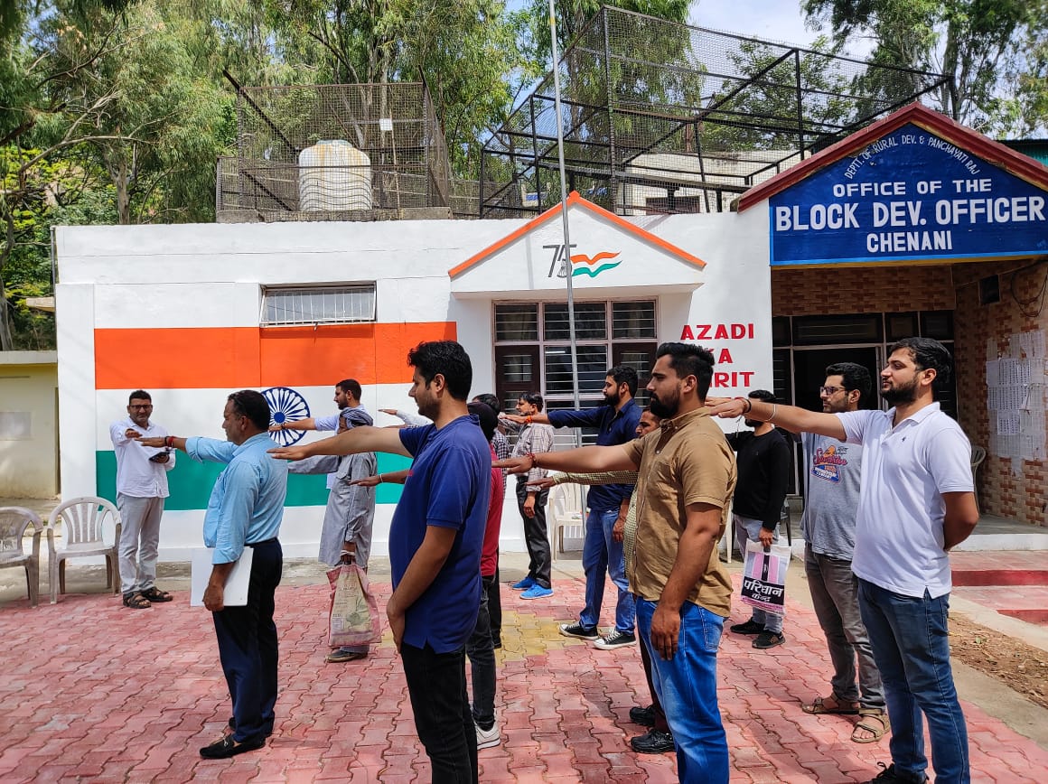 bdochenani's tweet photo. 🌟 Taking a pledge for a cleaner India!  🌍🧹SHS Activities at Block Development Office Chenani. 
Let's keep our surroundings clean and green for a healthier future.
#SHS2023 
#GarbageFreeIndia
 #SampoornaSwachh
#SwachhBharat #SHS2023 #GarbagefreeIndia
@dioudhampur 
@CBCUdhampur https://t.co/LoE8eIhQJm