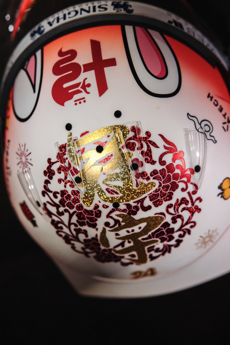 HelmetManiac's tweet photo. Yeni sözleşme imzalayan Guanyu Zhou ise Çin burçlarına göre içinde bulunduğumuz Tavşan Yılı konseptli tasarımı ile yarışacak. https://t.co/hTyLVNvCov