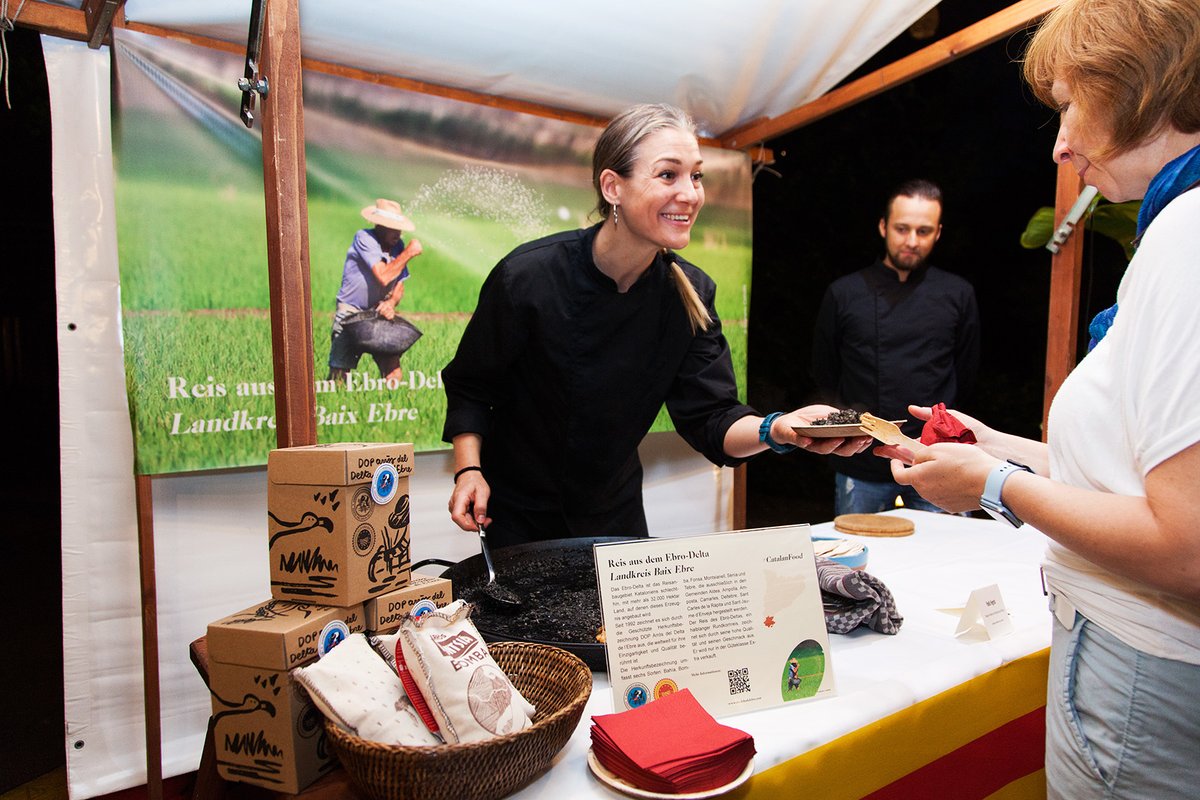prodeCAT's tweet photo. 🍽️També la @Catalonia_DE va celebrar la #Diada2023 amb el producte català com a protagonista.
👉Un viatge de descobriment gastronòmic amb un tast de productes amb distintius d'origen i qualitat.
Més info: https://t.co/rrSeaTSZfM
#CatalanFood
Fotos Carlos Collado https://t.co/lI77ia1Fg3