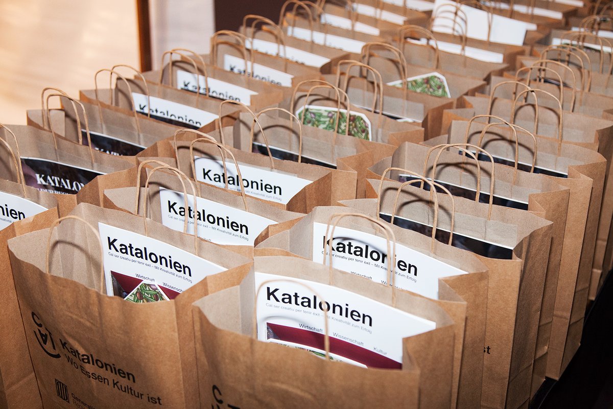prodeCAT's tweet photo. 🍽️També la @Catalonia_DE va celebrar la #Diada2023 amb el producte català com a protagonista.
👉Un viatge de descobriment gastronòmic amb un tast de productes amb distintius d'origen i qualitat.
Més info: https://t.co/rrSeaTSZfM
#CatalanFood
Fotos Carlos Collado https://t.co/lI77ia1Fg3