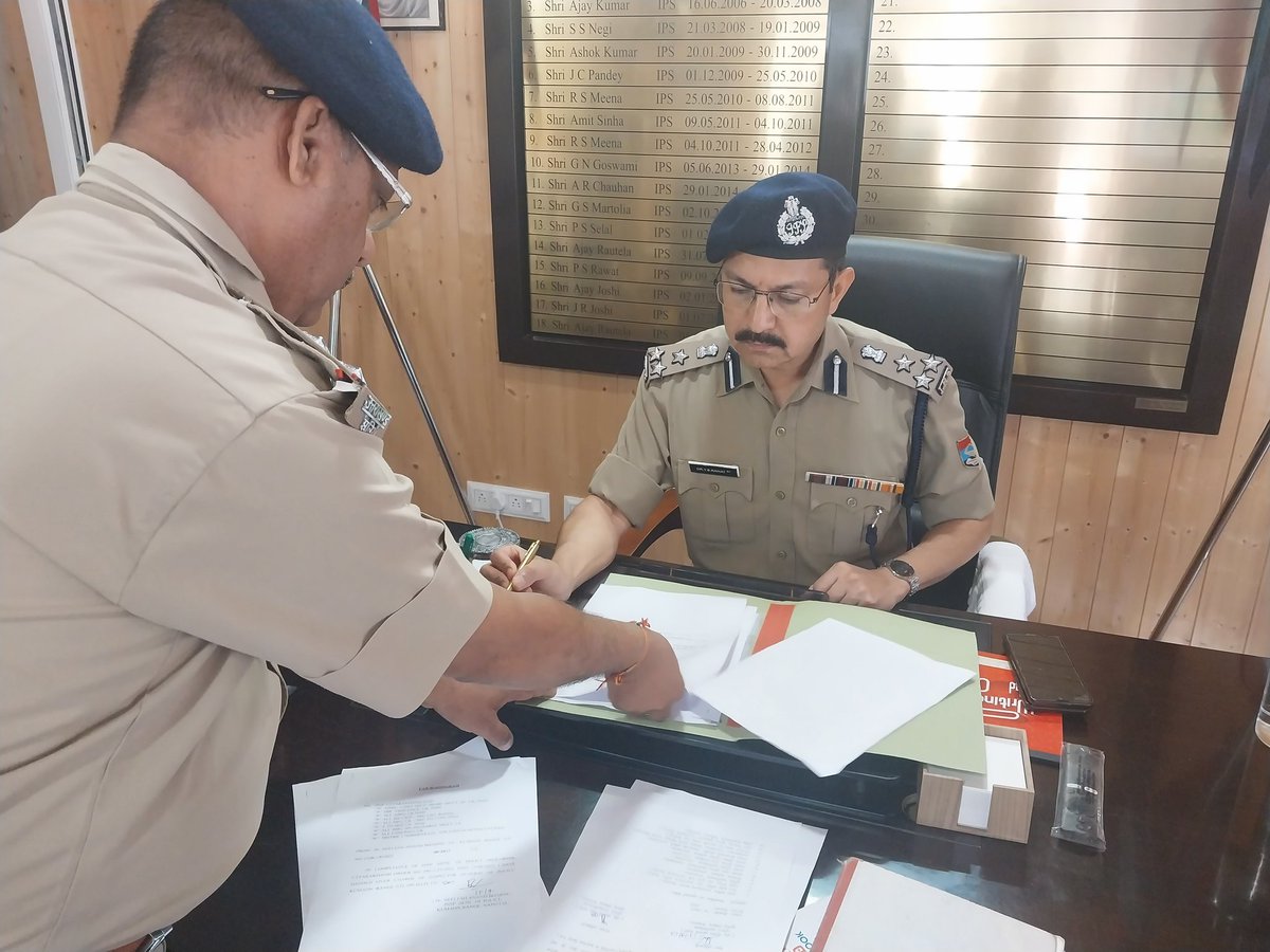 आज दिनांक 15-09-2023 को नवनियुक्त पुलिस उपमहानिरीक्षक, कुमायँ परिक्षेत्र डॉ. योगेन्द्र सिंह रावत द्वारा कुमायूँ परिक्षेत्र का पदभार ग्रहण किया । @uttarakhandcops