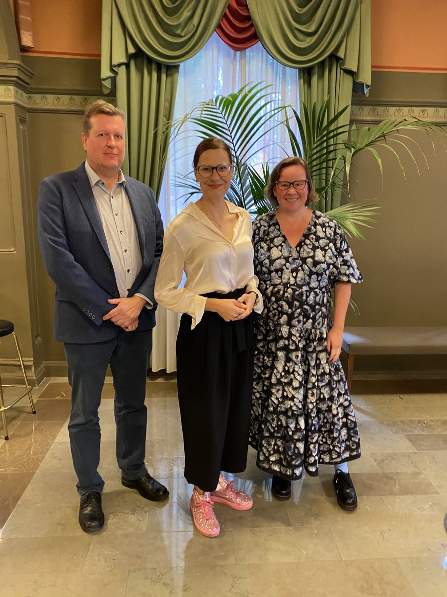 Idag ägde Svenska nu:s delegationsmöte rum på Åbo stadshus. På bild delegationens ordförande <a href="/minnaarve/">Minna Arve</a> med delegationens nyaste medlemmar forskare <a href="/JanneVaisto/">Janne Väistö</a> från Åbo Akademi och generalsekreterare <a href="/RosaMerilainen/">Rosa Meriläinen</a> från KULTA ry. Välkomna med!