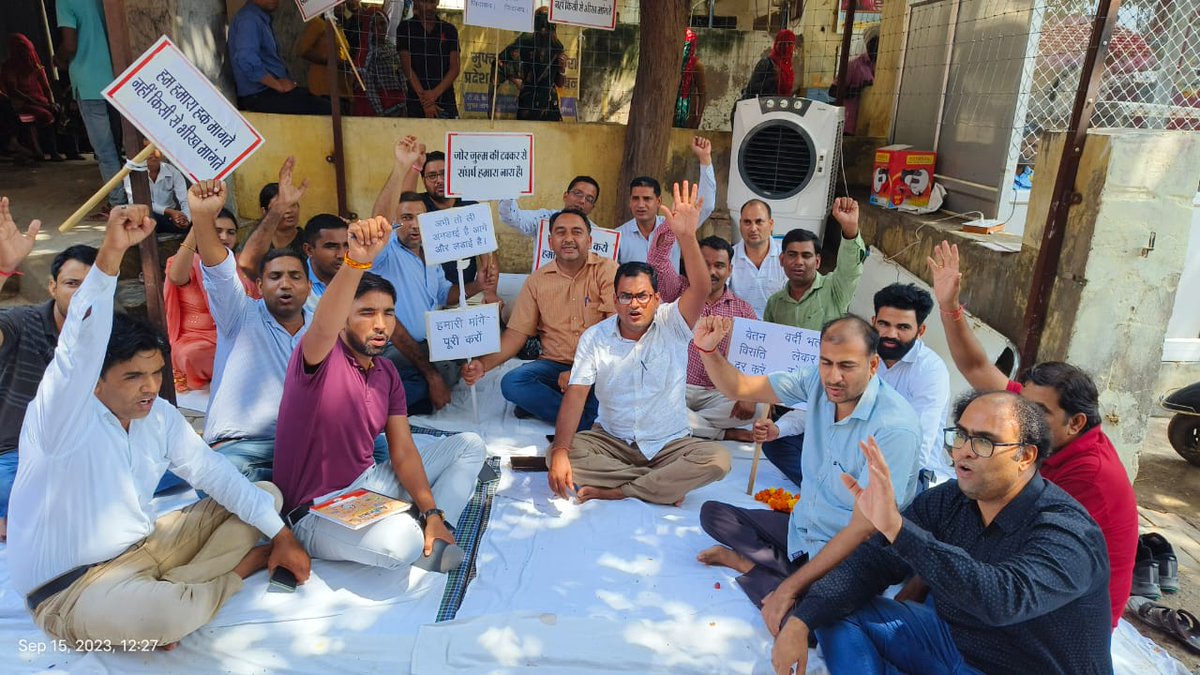 दिल्ली हो या राजस्थान,
वेतन भत्ता एक समान 
#11वर्षो_की_लंबित_मांगे
#मांगते_मांगते_थक_गए 
<a href="/ashokgehlot51/">Ashok Gehlot</a> 
<a href="/_lokeshsharma/">Lokesh Sharma</a> 
<a href="/plmeenaINC/">Parsadi Lal Meena</a> 
<a href="/artizzzz/">Arti Dogra</a>