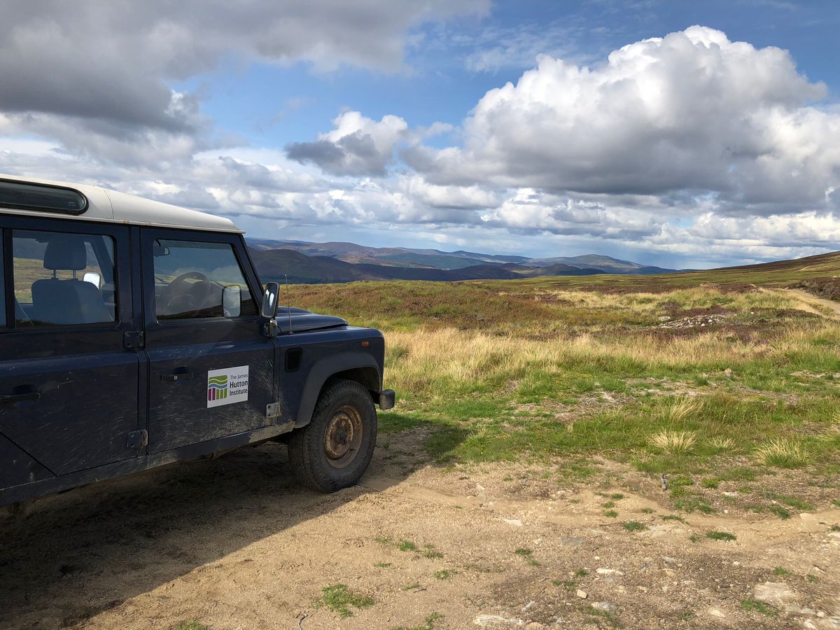 JamesHuttonInst's tweet photo. Our field team (@HuttonICS) were back on the #Balmoral Estate recently โ enjoying the sunshine as they took a large core to measure #peat bulk density.
They also took some smaller cores for #hydraulic testing and some repairs to other systems up on the peat.
#Fridayinthefield https://t.co/kTj5JyO2S2