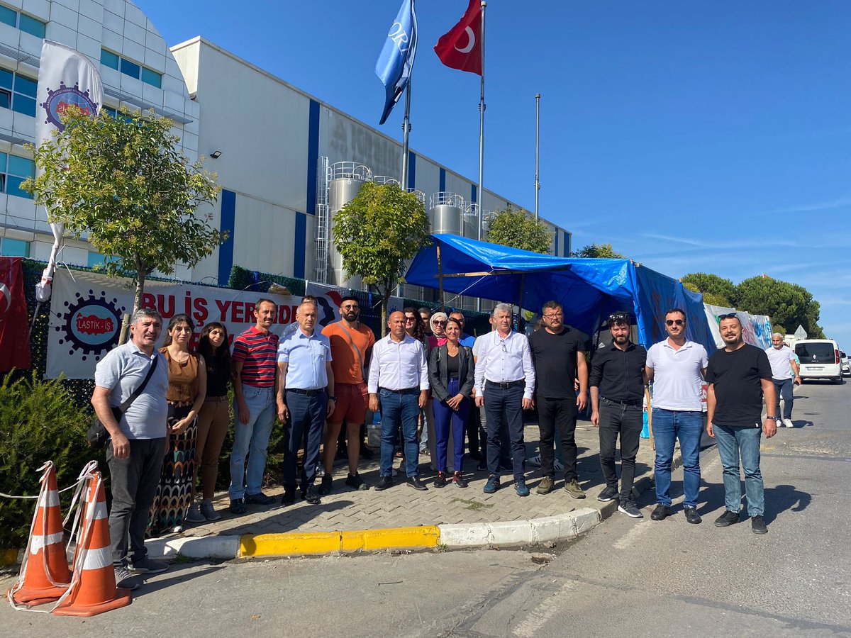 selulozis's tweet photo. Sendikamız Genel Merkezi, Kocaeli Şubesi ve 108 günlük grevin yürütücüsü Kartonsan işçilerinden 64 gündür grevde olan #Corning işçilerine dayanışma ziyareti. Yaşasın işçilerin birliği! @lastikis1949 https://t.co/HBQambdKZd