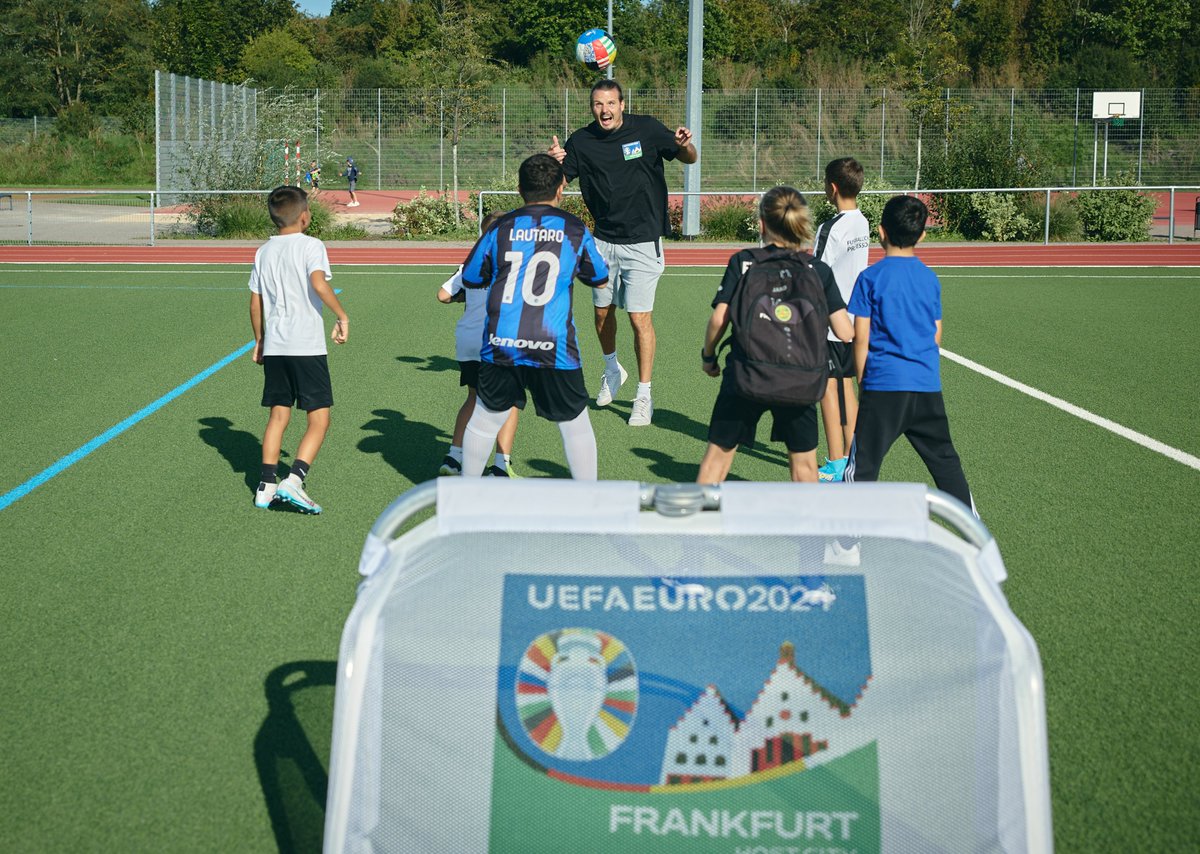 Stadt_FFM's tweet photo. Wenn Alex Meier mitzaubert, kann das unsere Nachwuchskicker ja nur anspornen. 🚀 ⚽️ @EURO2024
Gemeinsam mit EM-Botschafterin Deborah Levi hat der "Fußballgott" neue #Funino-Tore bei einem Jugendturnier an die Vereine übergeben 👉 https://t.co/qVoGsqoEna
📸 Isaak Papadopoulos https://t.co/IaRvxKbGqP