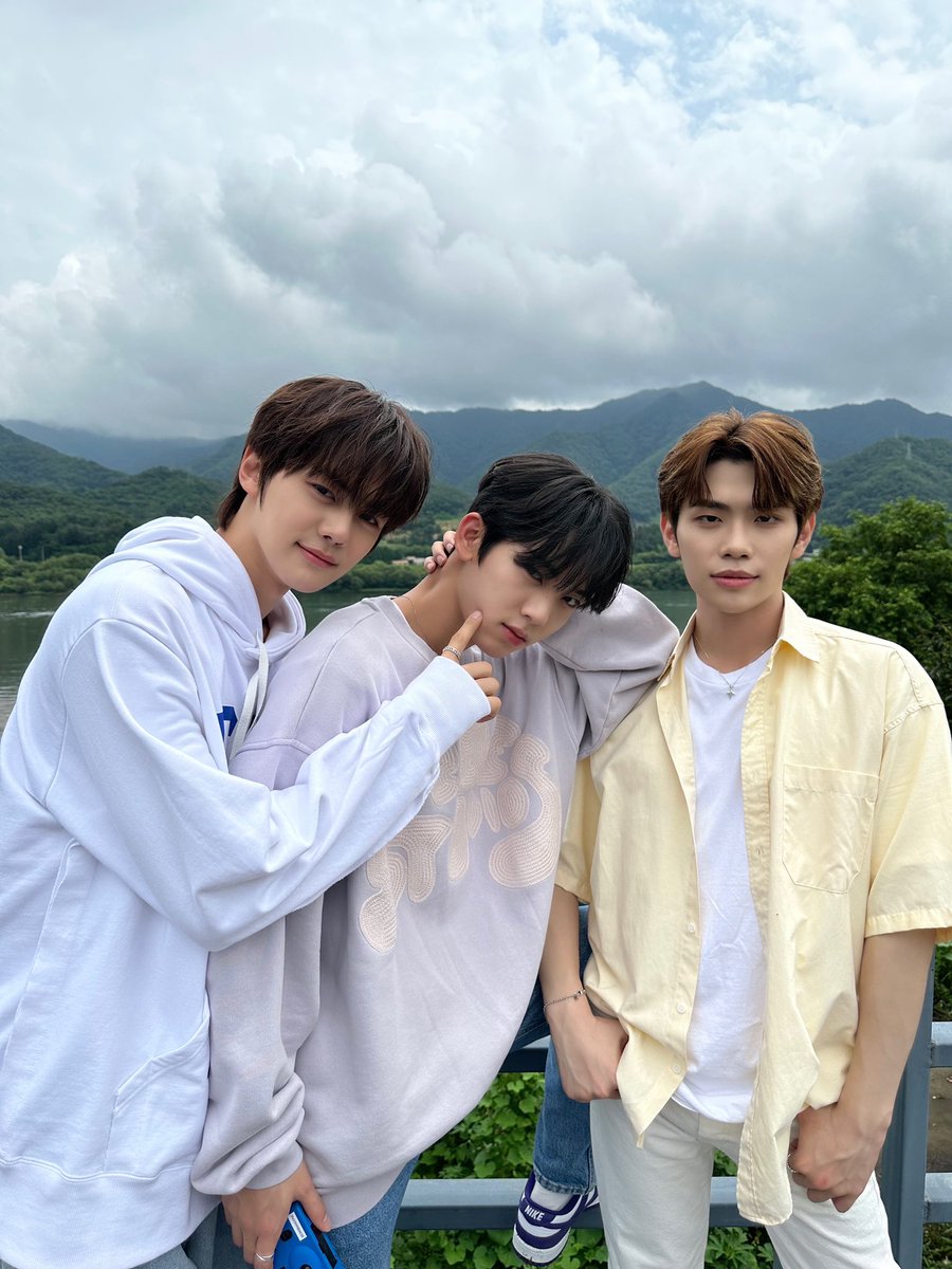 There's a certain magic that happens when you're surrounded by nature's grandeur. The towering mountains, the serene lakes, and the rustling leaves create a symphony that soothes the soul. Savoring the beauty of this moment, forever etched in oue memory 📷🌿