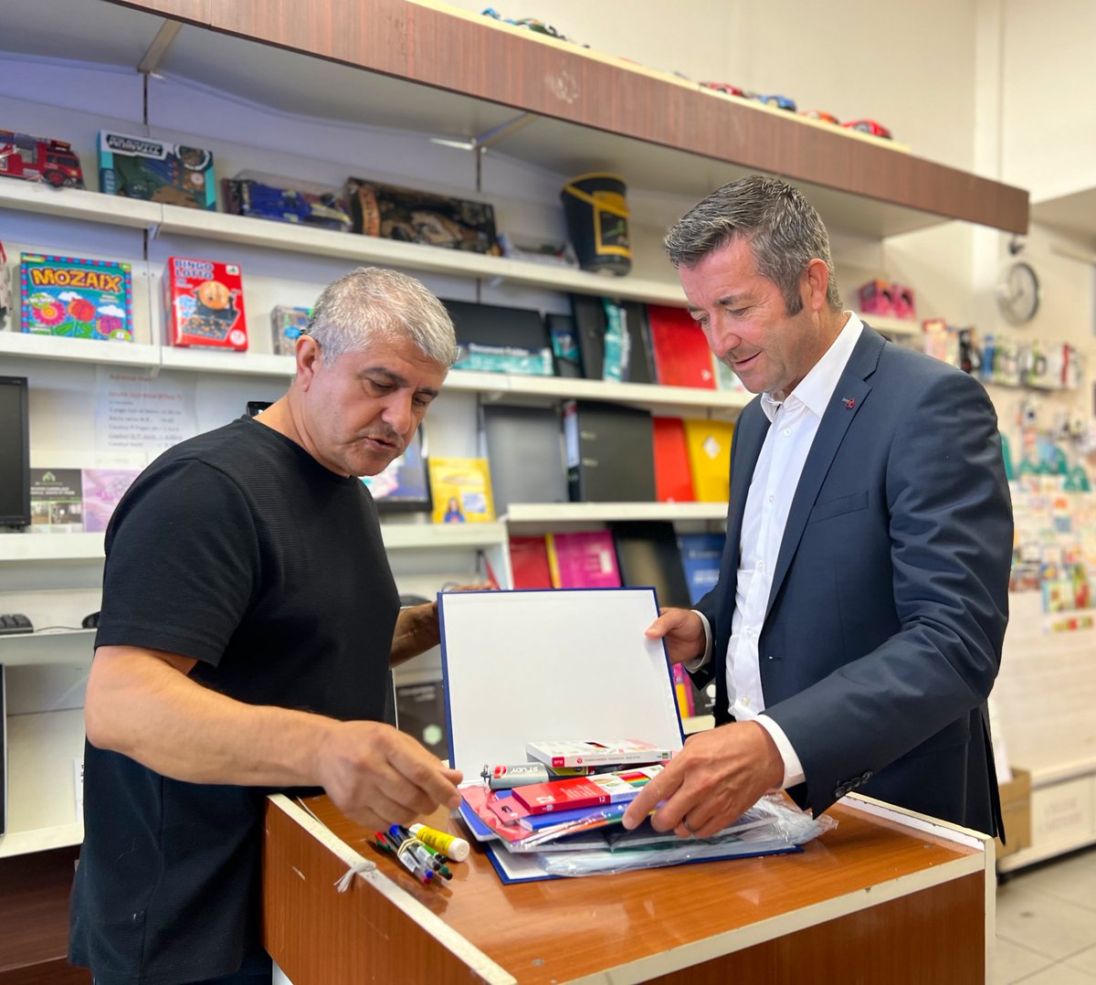 KARLOLIVE's tweet photo. Les fournitures scolaires et le matériel : Des frais conséquents chaque année pour les familles. 📚

En ce mois de septembre, l'inflation pèse sur le budget des familles des 12 millions d'élèves qui recherchent des opportunités pour acheter des fournitures scolaires à des prix abordables. 

Face à cela, le @gouvernementFR et les @DeputesRE prennent des mesures concrètes :

➡️ Revalorisation à 5,5 % de l'allocation de rentrée scolaire
👉 Celle-ci bénéficie à plus de 3 millions de familles, soit 5 millions d'élèves.
➡️ Contrôle de la direction de la concurrence et de la répression des fraudes sur la hausse des prix dans les enseignes.
➡️ Automatisation de l'octroi des bourses scolaires aux familles éligibles, sans démarche à effectuer, à partir de la rentrée 2024.
👉 Collège : les montants de la bourse des collèges sont de 37 €, 104 € ou 162 € par trimestre.
👉 Lycée : elle comprend 6 échelons selon votre situation et est versée 3 fois à la fin de chaque trimestre. De 156 à 331€.