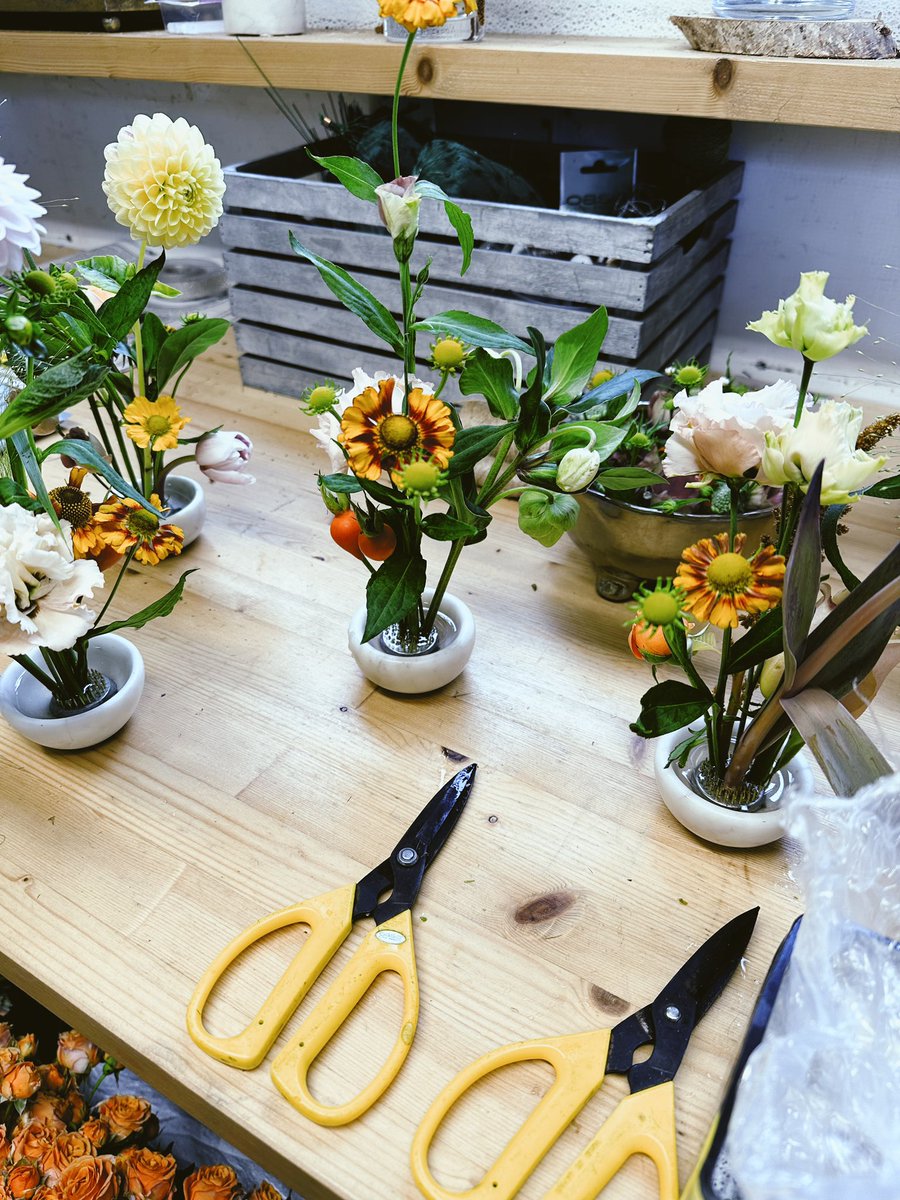BloomsHoneybee's tweet photo. Working on some bits for tomorrow’s wedding @MontaltoEstate! 🍁
#Autumn starting to creep through in the colourway. 👌🏼
#flowers #florist #weddingdayprep https://t.co/9Pe6aQAxtb