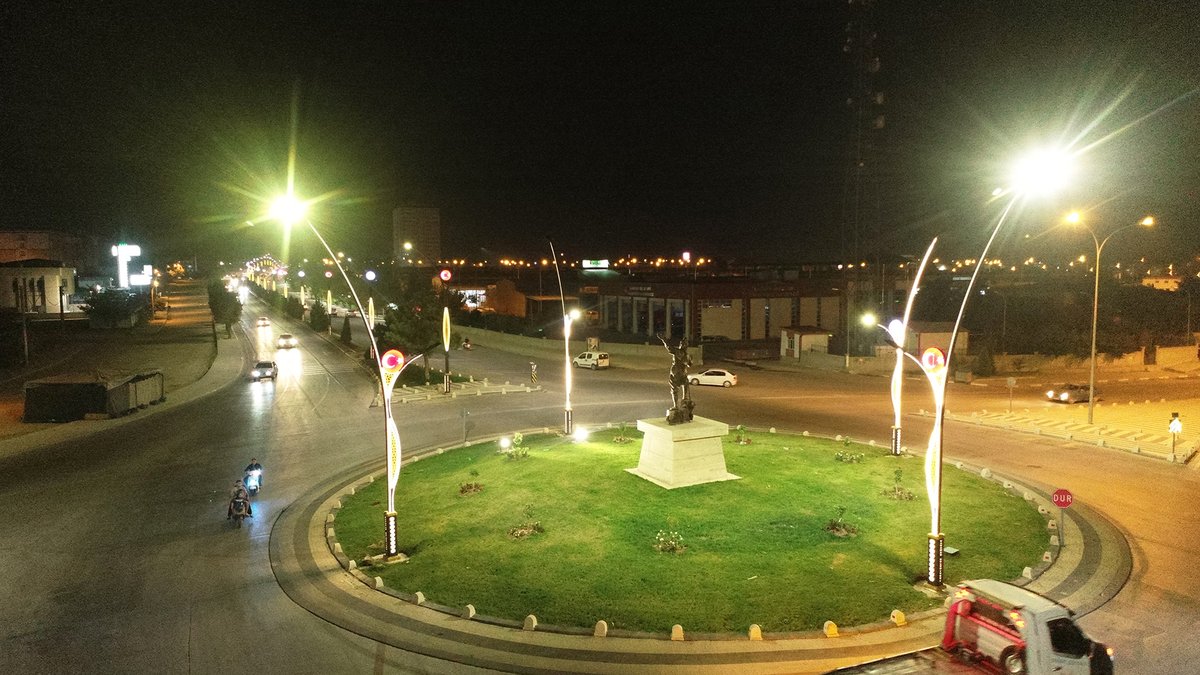 Karaman Belediyesi, şehre prestij yollar kazandırmaya devam ediyor. İbrahim Öktem Bulvarı'nın yaklaşık 2 kilometrelik kısmı, dekoratif aydınlatma direkleriyle donatılarak, bölgede görsel bir zenginlik oluşturuldu.

#ÜretkenBelediyecilik #KaramanBelediyesi #Karaman #SavaşKalaycı