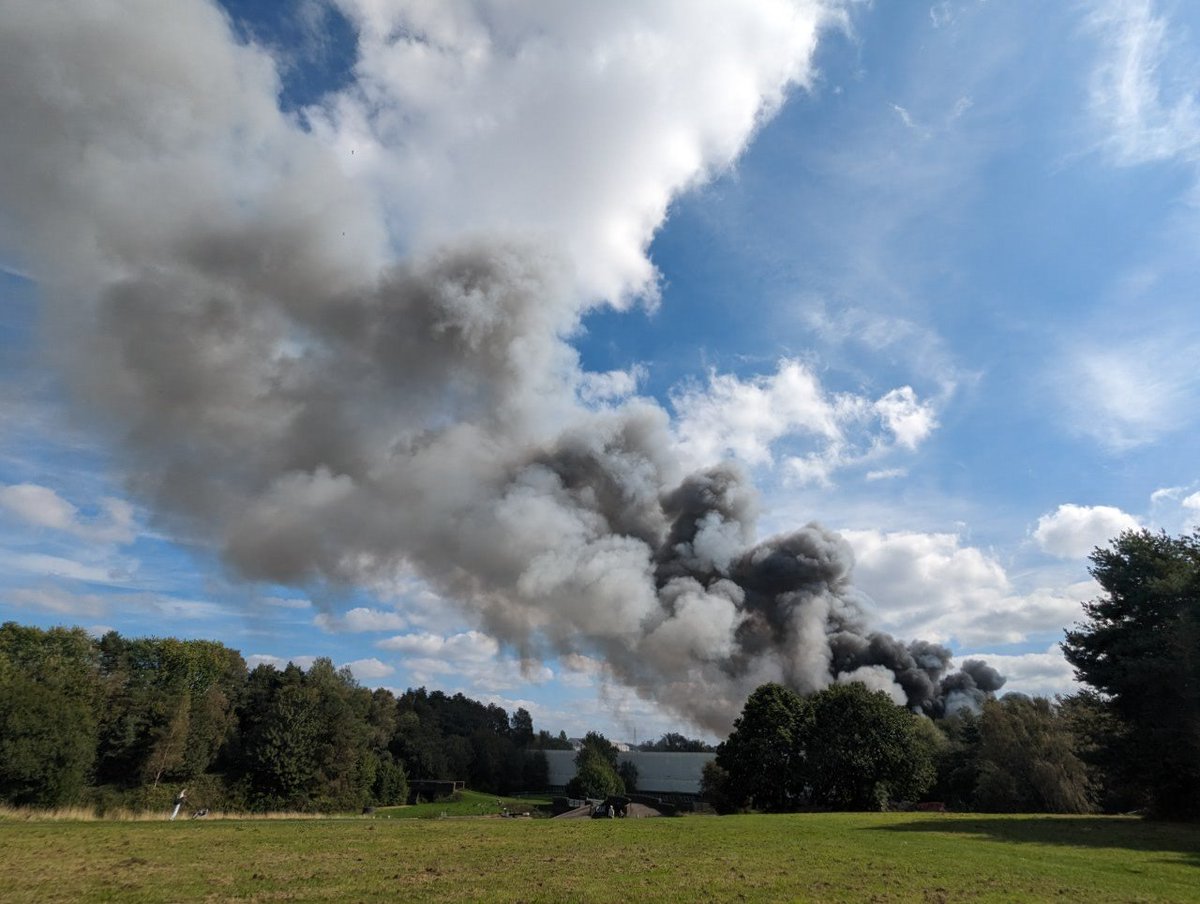 Major fire down peartree lane, Dudley! <a href="/ExpressandStar/">Express & Star</a> <a href="/birmingham_live/">Birmingham Live</a> <a href="/DudleyNews1/">Dudley News</a> <a href="/bbcmtd/">BBC Midlands</a>