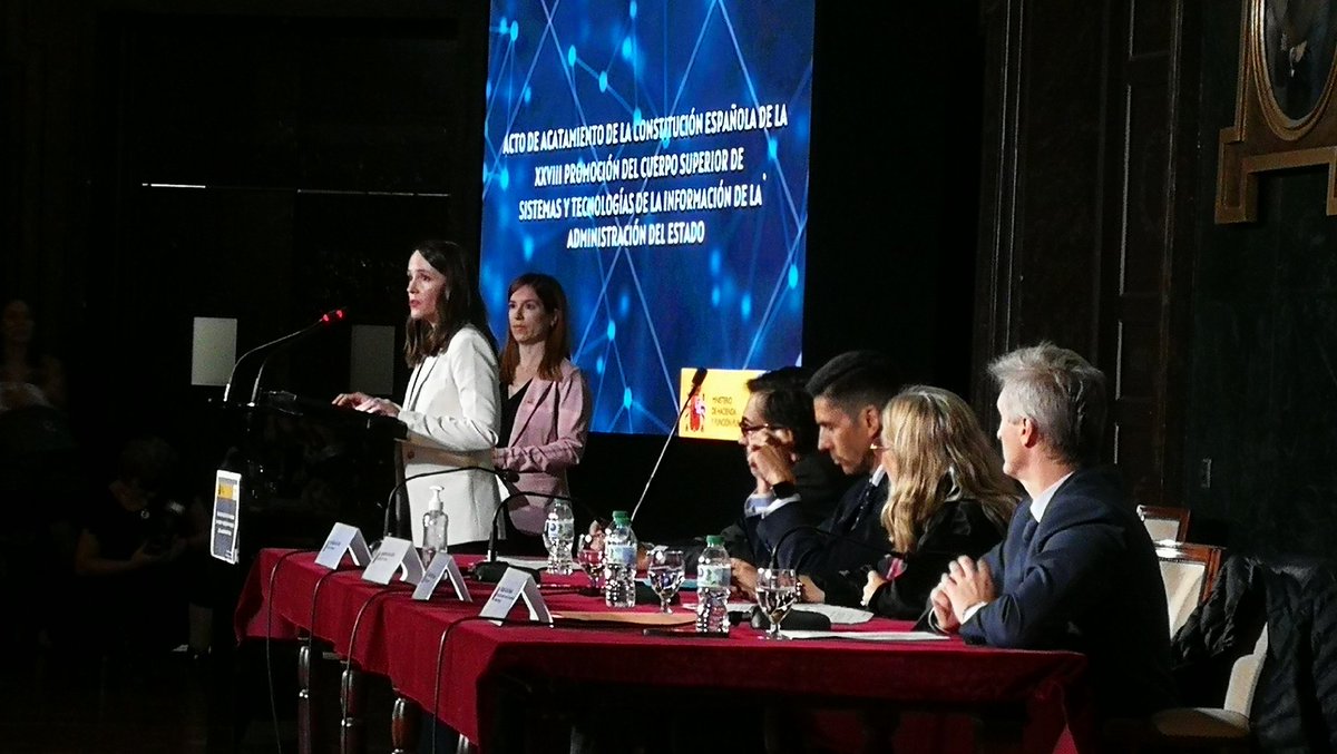 IreneAdlerLives's tweet photo. Primeras de la XXVIII promoción de turno libre e interna en el acto de acatamiento de la constitución del Cuerpo Superior de Sistemas y Tecnologías de la Información de la Administración del Estado @_ASTIC @preparatic ¡Enhorabuena a toda la promo! #CSSTIAE https://t.co/MJKQsUe2k2
