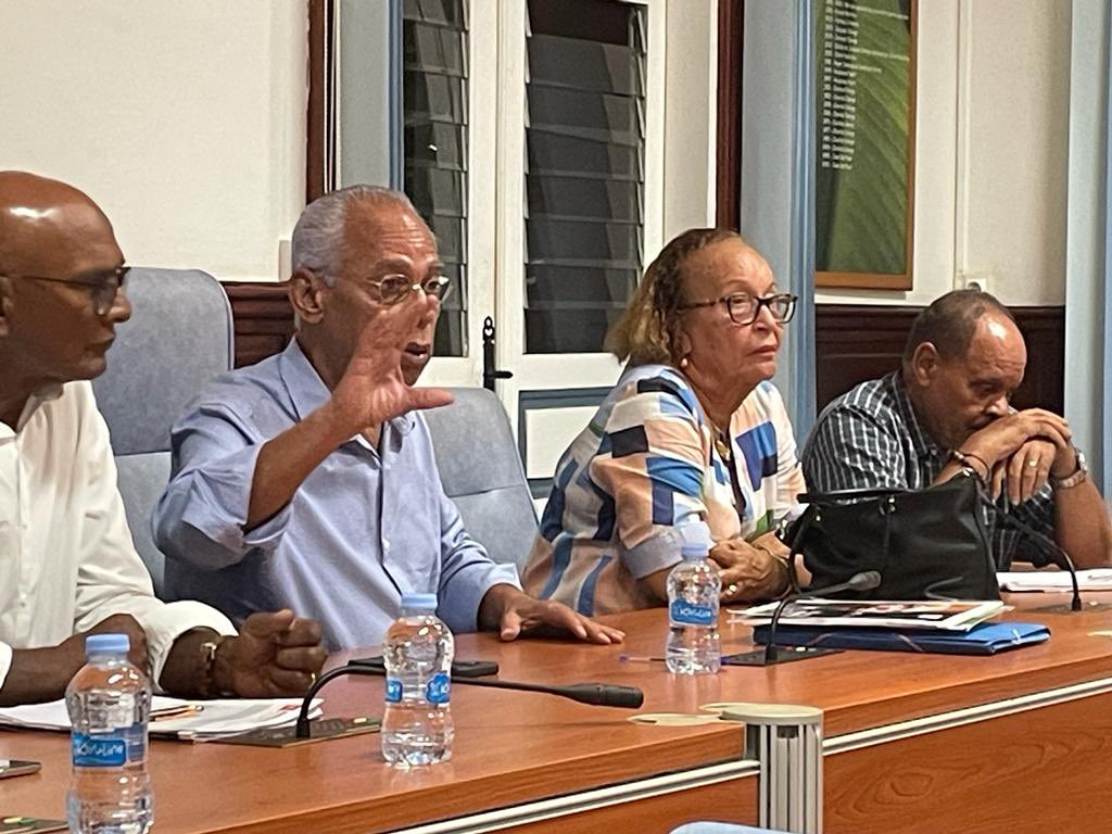 VictorinLurel's tweet photo. Merci aux élu•e•s de Port-Louis pour cet échange de haute tenue que nous aurions pu prolonger jusqu’au bout de la nuit. Dans cette campagne, les grands électeurs sont ancrés dans le réel : leurs préoccupations rejoignent en tout point celles de nos concitoyens.
@EnsembleNouTout https://t.co/wE6PXdGiT2