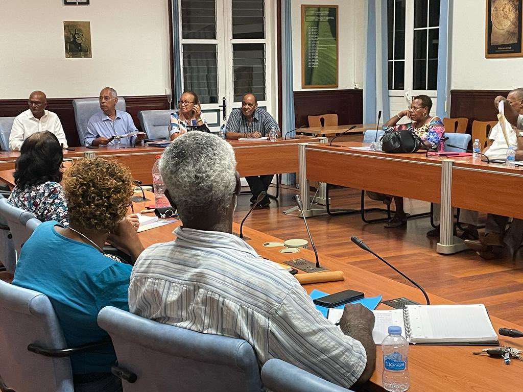 Merci aux élu•e•s de Port-Louis pour cet échange de haute tenue que nous aurions pu prolonger jusqu’au bout de la nuit. Dans cette campagne, les grands électeurs sont ancrés dans le réel : leurs préoccupations rejoignent en tout point celles de nos concitoyens.
<a href="/EnsembleNouTout/">Ensemble, nou tout’</a>