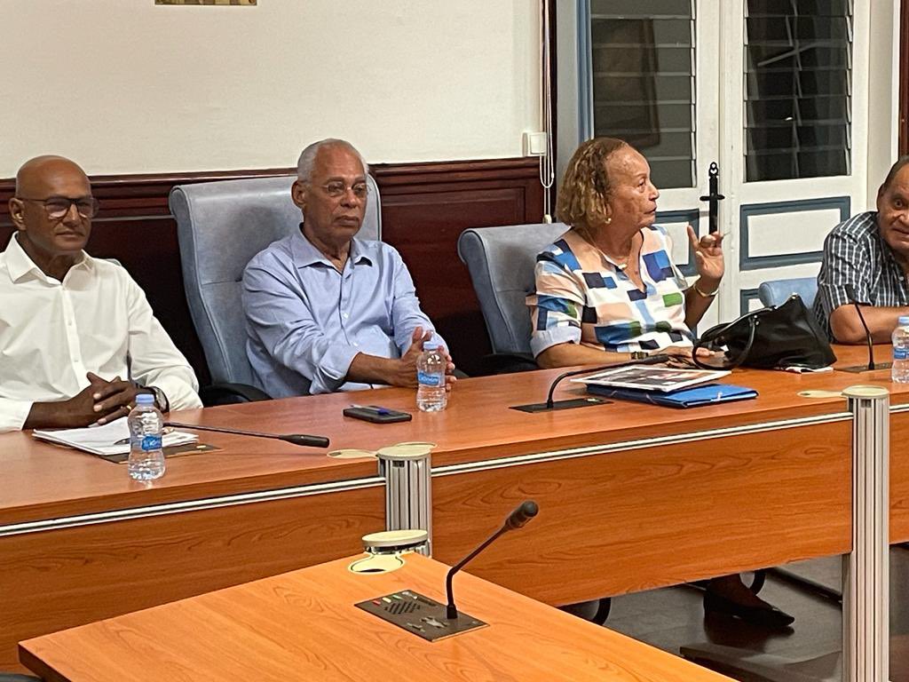 VictorinLurel's tweet photo. Merci aux élu•e•s de Port-Louis pour cet échange de haute tenue que nous aurions pu prolonger jusqu’au bout de la nuit. Dans cette campagne, les grands électeurs sont ancrés dans le réel : leurs préoccupations rejoignent en tout point celles de nos concitoyens.
@EnsembleNouTout https://t.co/wE6PXdGiT2