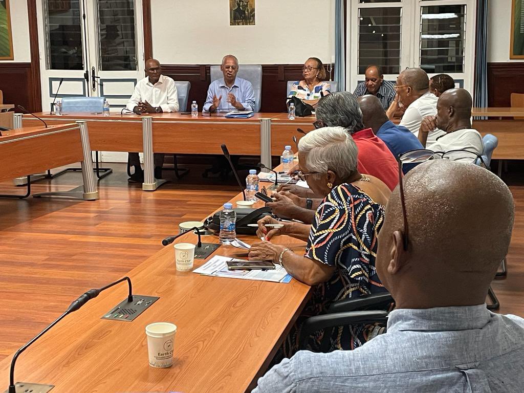 VictorinLurel's tweet photo. Merci aux élu•e•s de Port-Louis pour cet échange de haute tenue que nous aurions pu prolonger jusqu’au bout de la nuit. Dans cette campagne, les grands électeurs sont ancrés dans le réel : leurs préoccupations rejoignent en tout point celles de nos concitoyens.
@EnsembleNouTout https://t.co/wE6PXdGiT2