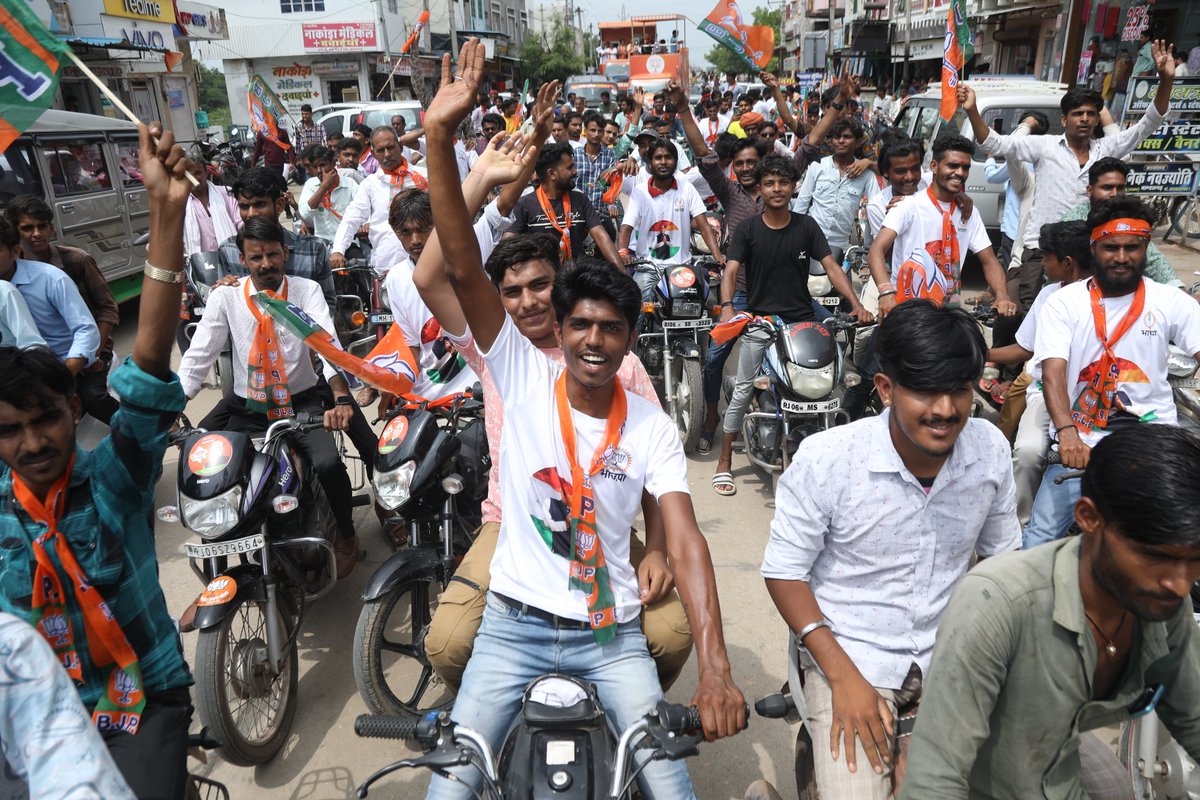 परिवर्तन संकल्प यात्रा-2 का आज 13वाँ दिन

भीलवाड़ा में केंद्रीय राज्य मंत्री साध्वी <a href="/SadhviNiranjan/">Sadhvi Niranjan Jyoti</a> एवं भाजपा राष्ट्रीय मंत्री डॉ <a href="/alka_gurjar/">Dr. Alka Singh Gurjar</a> के नेतृत्व में पार्टी कार्यकर्ताओं व आमजन ने भ्रष्ट गहलोत सरकार को उखाड़ फेंकने का संकल्प लिया।

#ParivartanYatra