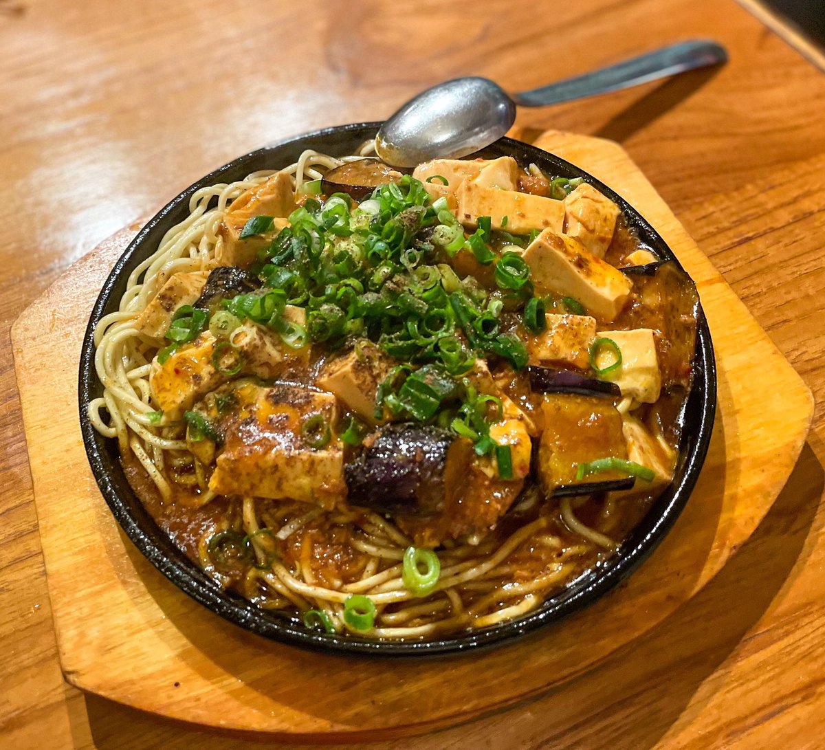 burgerkoga's tweet photo. 鉄板食堂マッキー(王子公園)
麻婆茄子豆腐麺
鉄板麻婆&amp;麺！最高！ボリュームたっぷりでうまーい！

#麻婆 #麺 #神戸 https://t.co/zuzHanEso5
