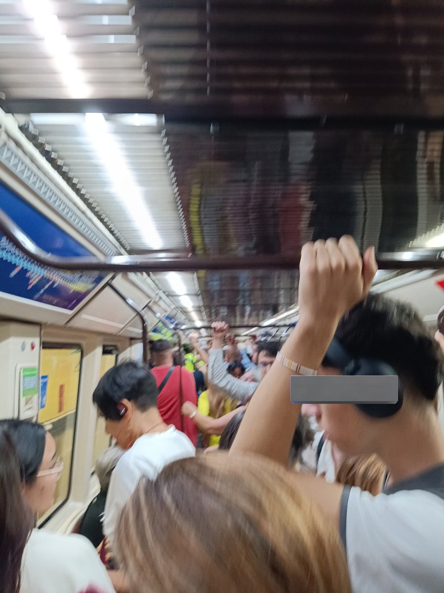 Isa_Resandwich's tweet photo. Frecuencias de 9 minutos en la Línea 1 un viernes en horario de salida de trabajo. @SufridoresMetro
#libertad #cañas #enlata https://t.co/8D5emvS8yz