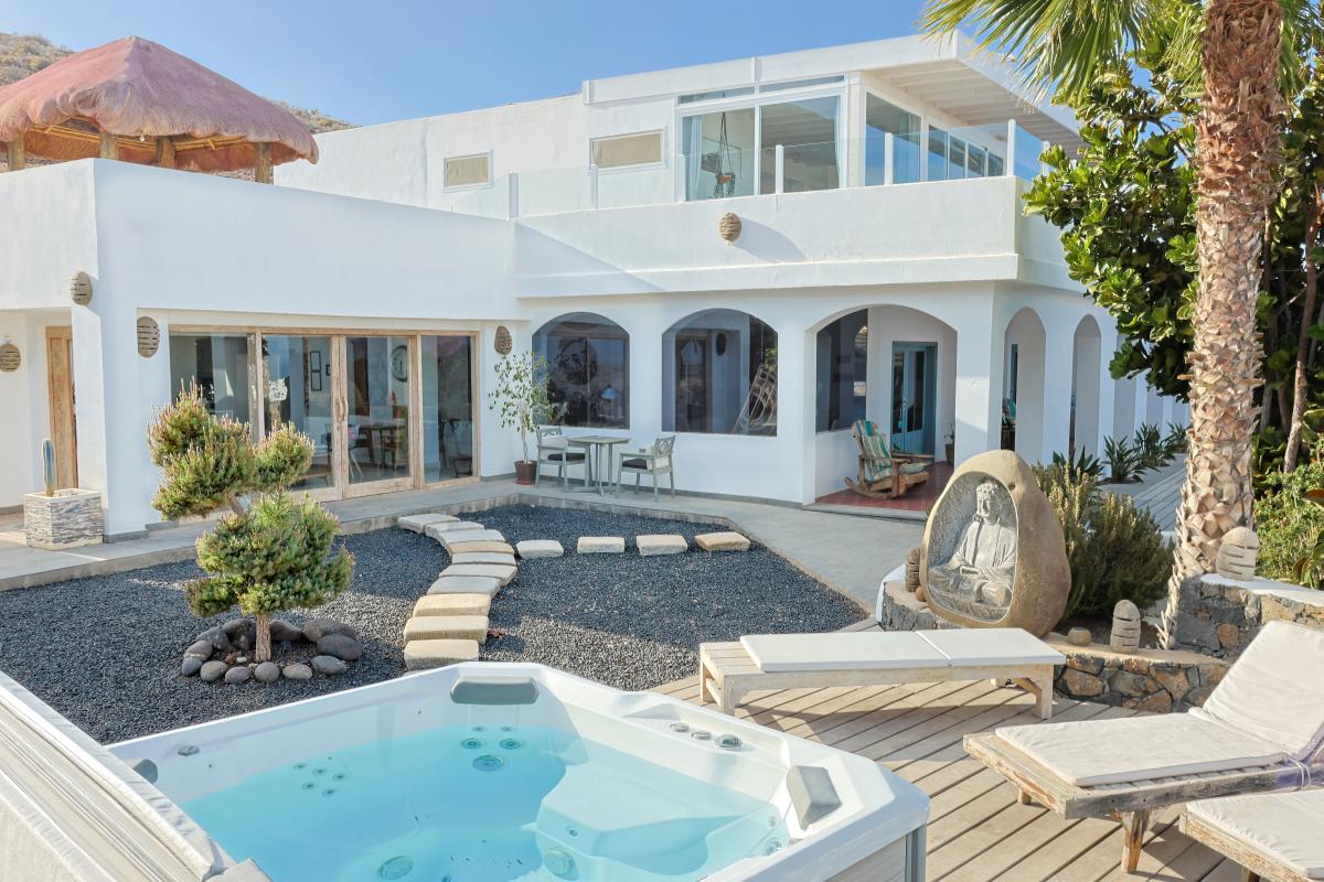 holidaytots's tweet photo. A stunning holiday home in Lanzarote just PERFECT for a multi-generational family holiday OR group holiday.

https://t.co/5wSYPiWM7R

#lanzarote #holiday #holidayhome https://t.co/JnKCsg72ZC