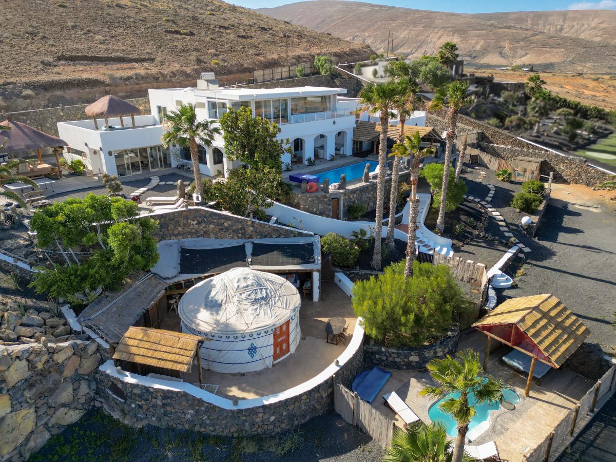 A stunning holiday home in Lanzarote just PERFECT for a multi-generational family holiday OR group holiday.

bit.ly/HTBPalacioLanz…

#lanzarote #holiday #holidayhome