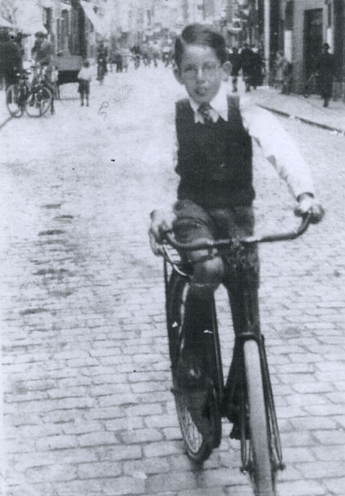 15 September 1931. | A Dutch Jewish boy, Joseph Karel Vos, was born in Kempen.

He arrived at #Auschwitz on 26 November 1942 in a transport of 709 Jews deported from #Westerbork. He was among 667 of them murdered in gas chambers after the selection.