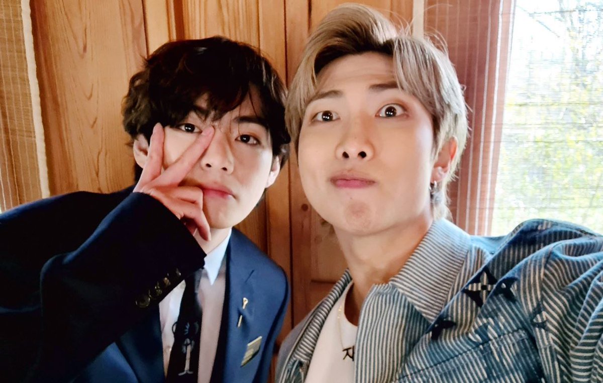 kiss_seven7's tweet photo. — Las dedicatorias de #TAEHYUNG hacia los miembros en su álbum 'Layover' son tan bonitas 🥺

• A #RM
🐻 "Para Namjoon-ssi. Te amo 
Namjoon-ssi ♥︎"

• A #JIMIN
🐻 "Para Jimin, mi amigo jiminie, mi amigo de la infancia ♥︎" https://t.co/HaEqoNkmB2
