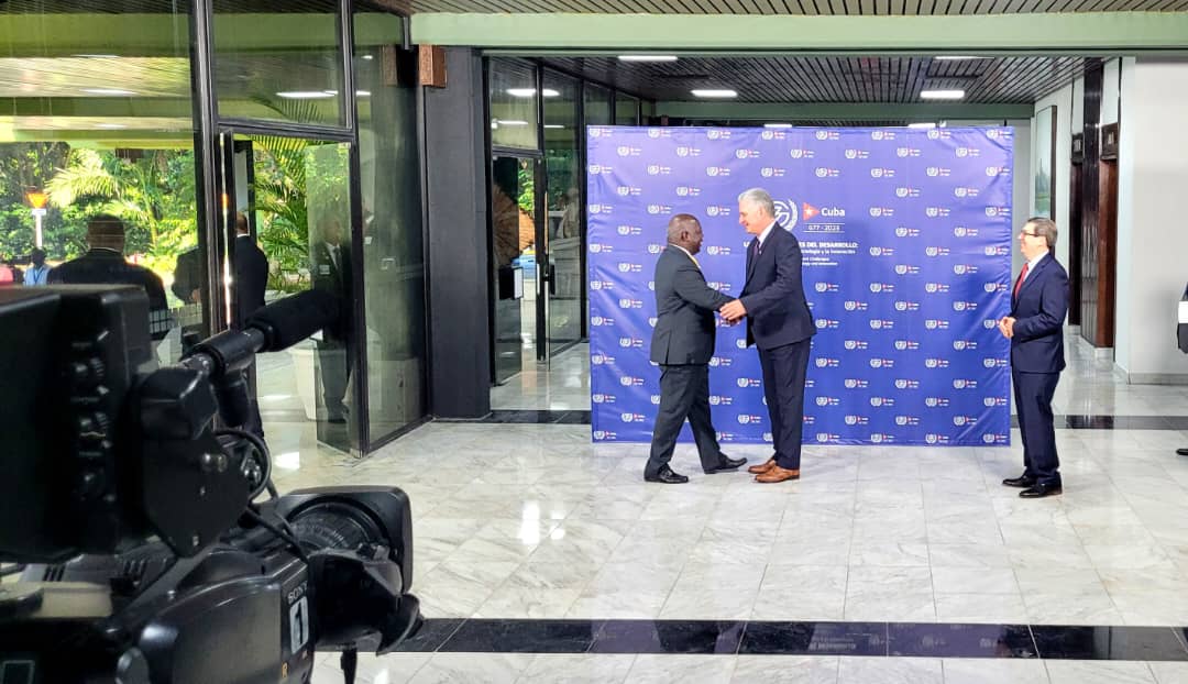 Inició el recibimiento oficial de la Cumbre del G77, en el Palacio de Convenciones de #LaHabana.

Presentes el Presidente y el Canciller de Cuba 🇨🇺, 
<a href="/DiazCanelB/">Miguel Díaz-Canel Bermúdez</a> y <a href="/BrunoRguezP/">Bruno Rodríguez P</a> , respectivamente.

Streaming el canal en Youtube |  youtube.com/watch?v=3Ml50D…

#CubaG77