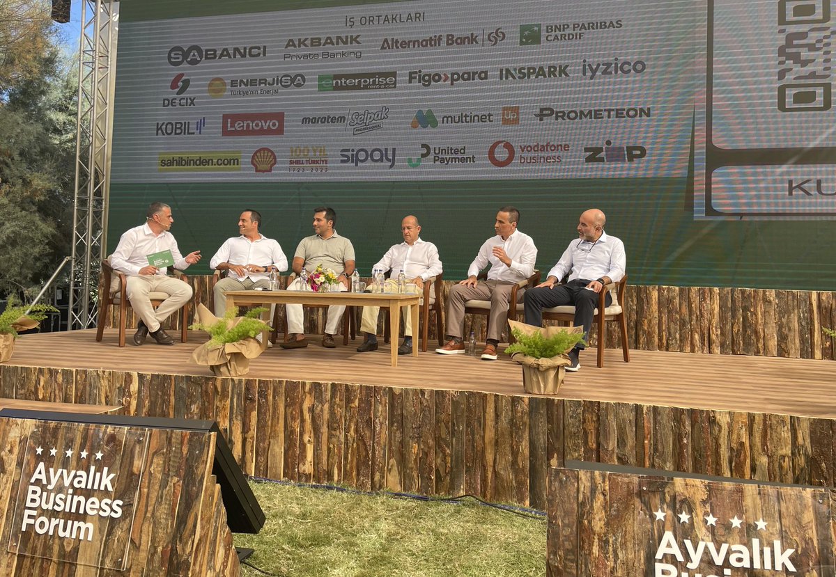 MuratYesildere's tweet photo. #AyvalıkBusinessForum2023 günün son paneli #FutureNormal başlığı altı erkek konuşmacı tarafından tartışılıyor 🤷🏻‍♂️ Geleceğin normali bu mu olacak? https://t.co/aIllJmJsJb