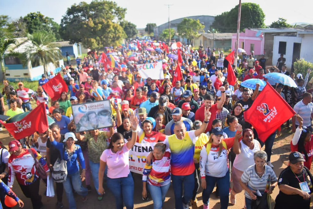 #EnFoto📷| El pueblo de Upata, municipio Piar, estado Bolívar, se movilizó en respaldo al Presidente @NicolasMaduro y en rechazo al bloqueo imperial contra Venezuela. #VenezuelaYArgeliaAmigasSiempre