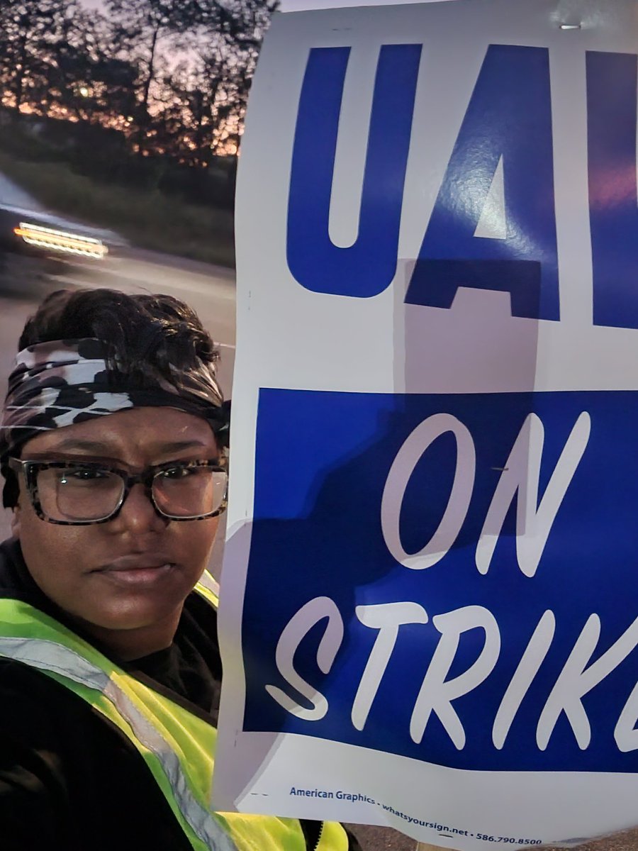 We up first  stand up 2250!!  #UAWStrike Wentzville.