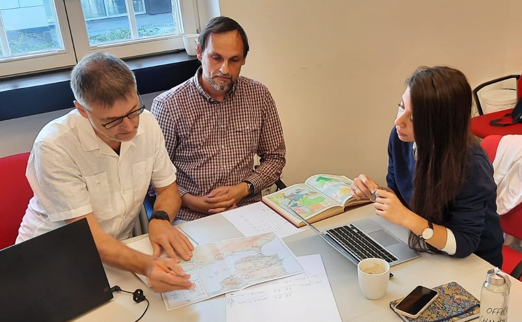 RomanislamIslam's tweet photo. Live at Work - How to Visualize Findings from the Study of Literary Sources? Not an easy Thing … but why?
How can mapmakers deal with the knowledge of the historical source's heterogeneity and incompleteness?
#carthography #romanislam #islamicgeography #islamicstudies https://t.co/iZxmB6LV8i