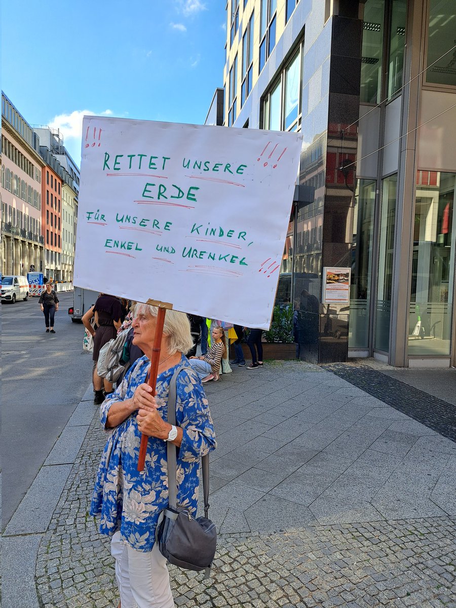 Christin4future's tweet photo. Letzte Generation heute mal legal unterwegs. â€ïž
#OmasforFuture waren auch wieder dabei < 3
#Klimastreik
#ScheiĂNazis gilt sowieso immer https://t.co/xLAFJlPXmL