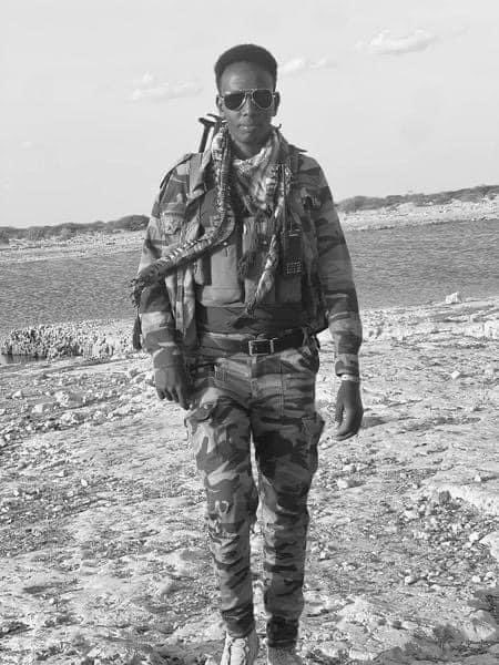 Wiil Soomaaliyeed uun baa sidaa samayn kara. Ilaahay ha u naxariisto Axmed Fiiqane iyo Maxamed Cumar Xirsi oo saaka isu dhigay baabuur qarax ka buuxo si ay u badbaadiyeen dadkooda iyo dalkooda. Idiin ooyi mayno ee waa idiin aari doonnaa, taariikhdiinana far dahab ah baanu ku qori