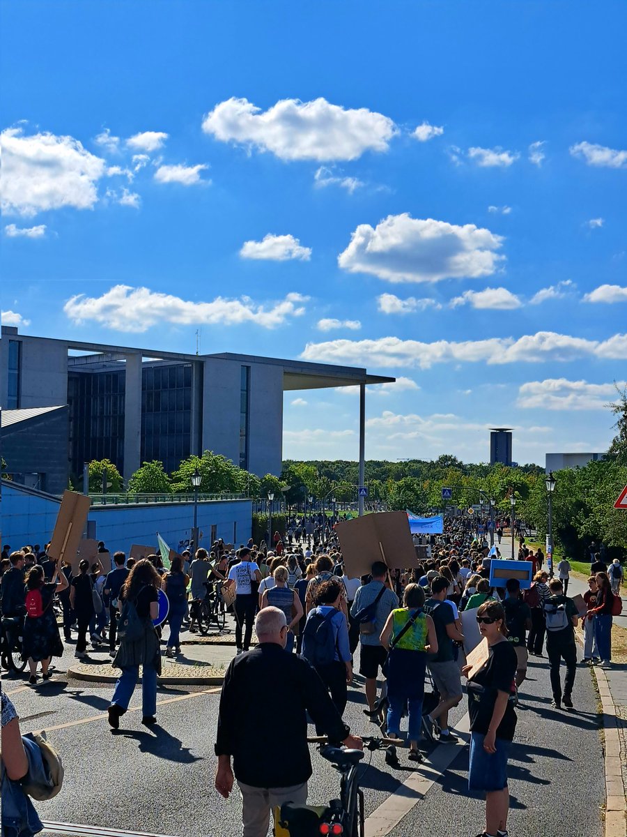 Christin4future's tweet photo. Letzte Generation heute mal legal unterwegs. â€ïž
#OmasforFuture waren auch wieder dabei < 3
#Klimastreik
#ScheiĂNazis gilt sowieso immer https://t.co/xLAFJlPXmL