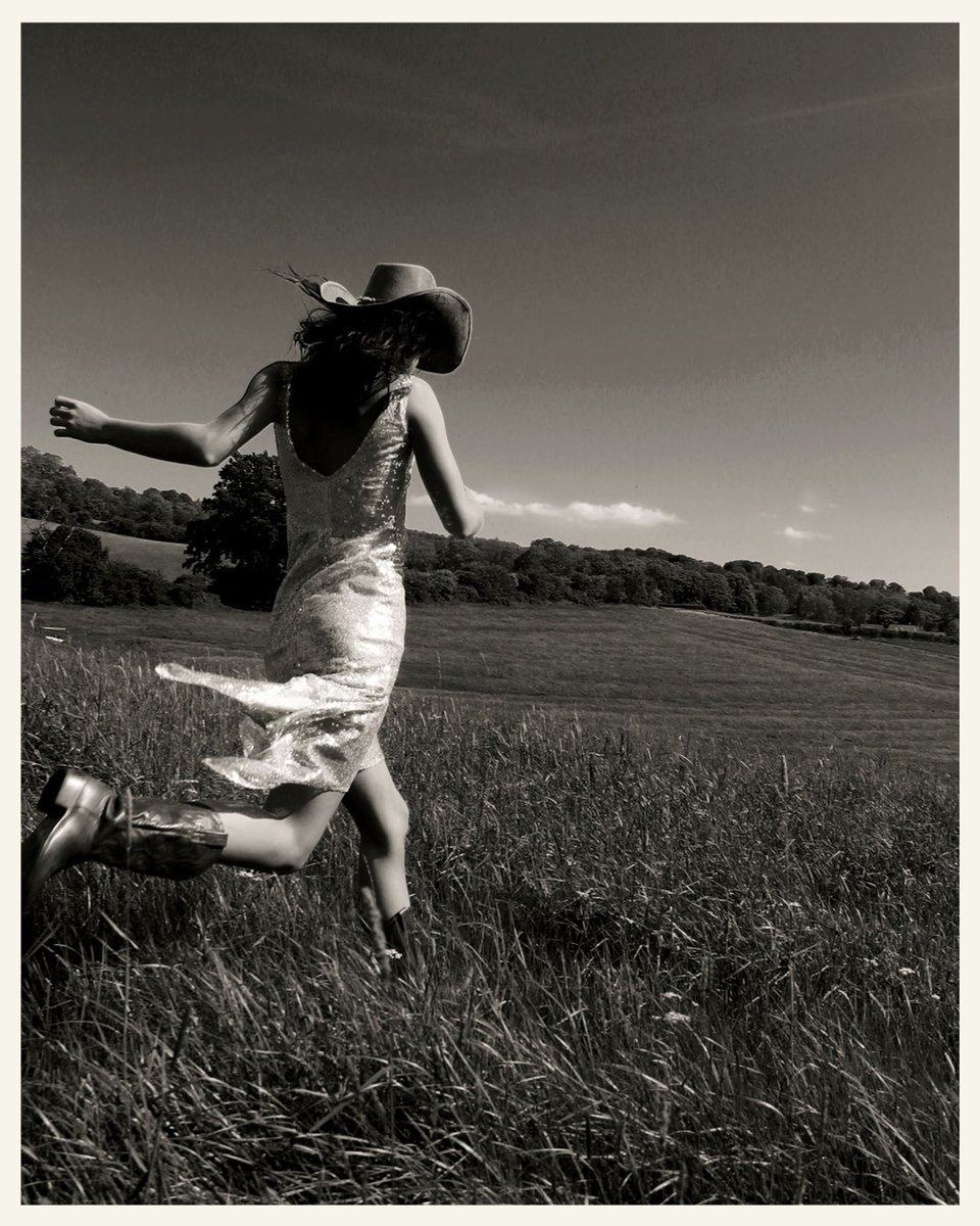 Run like it's the weekend! ✨ @paulanadal_official @x__issey__x @heloisechv

#fashionstyle #womensfashionstyle #hat #womenshats #womensfashion #headwear #photography