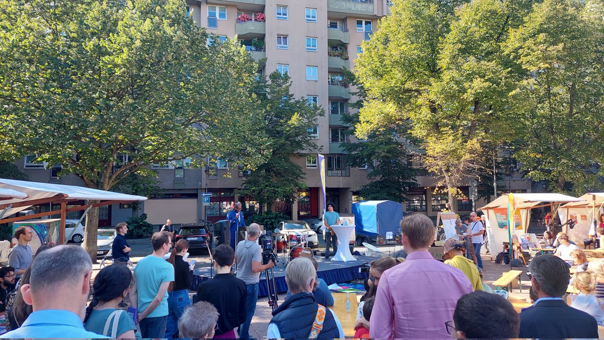 ErbsloehPari's tweet photo. Berliner Demokratietag #DemTagBerlin heute auf dem Winterfeldtplatz, #Schöneberg. Eröffnung durch @ChialoJoe, Senator für Kultur und Gesellschaftlichen Zusammenhalt. Demokrat. Gesellschaften brauchen zivilgesellschaftl. Engagement!#freiwilligentage @ParitaetBerlin @SZukunftBerlin https://t.co/HhsvaPjDNr