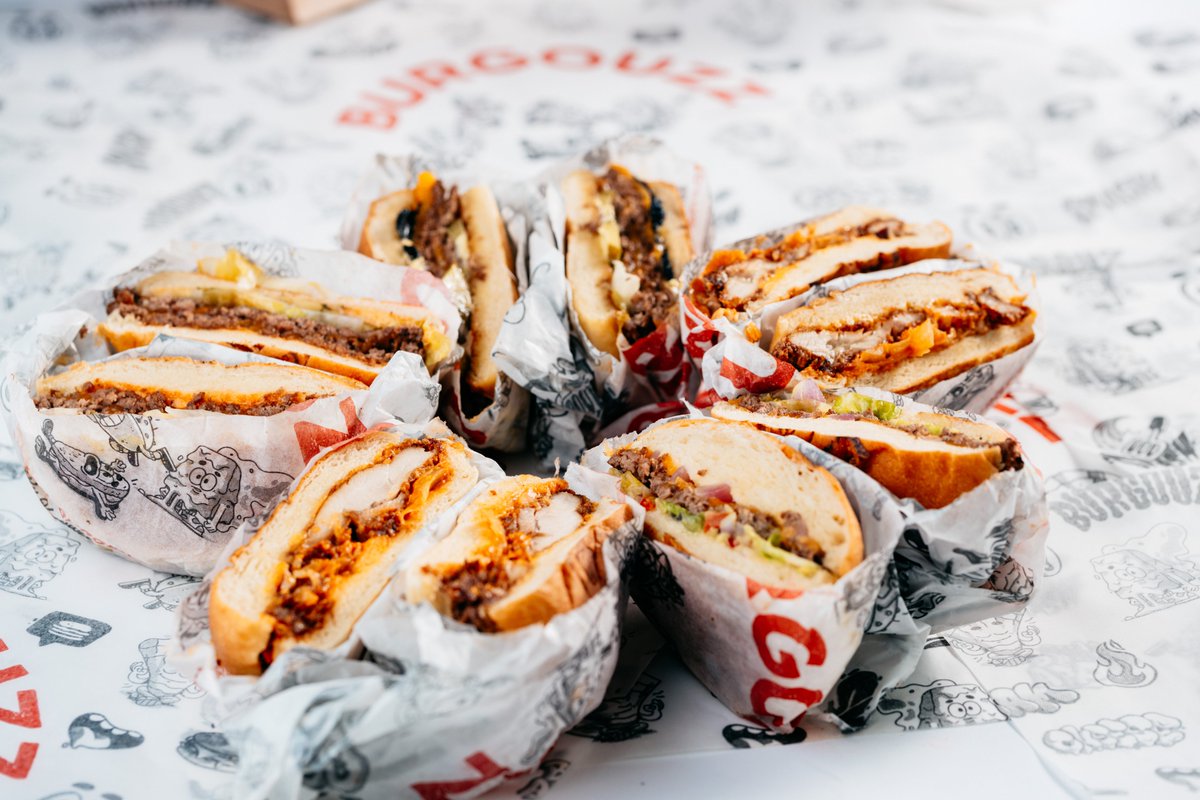 burgouzz's tweet photo. Burgouzz régalera bientôt vos papilles 🤤

On vous attend demain à partir de 18h à Paris sur Uber Eats et Deliveroo 😉 https://t.co/MhWZdt54JT