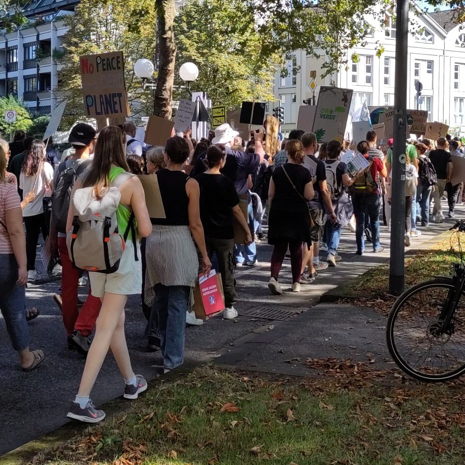 OroVerde_GER's tweet photo. OroVerde mit dabei auf dem globalen #Klimastreik in Bonn: ein Zeichen fรผr den #Klimaschutz setzen. Verรคnderung kommt nur wenn wir uns laut und aktiv zeigen!
#GlobalerKlimastreik #climatejustice #Bonn #FFFSep15 https://t.co/WqbVXRUtic
