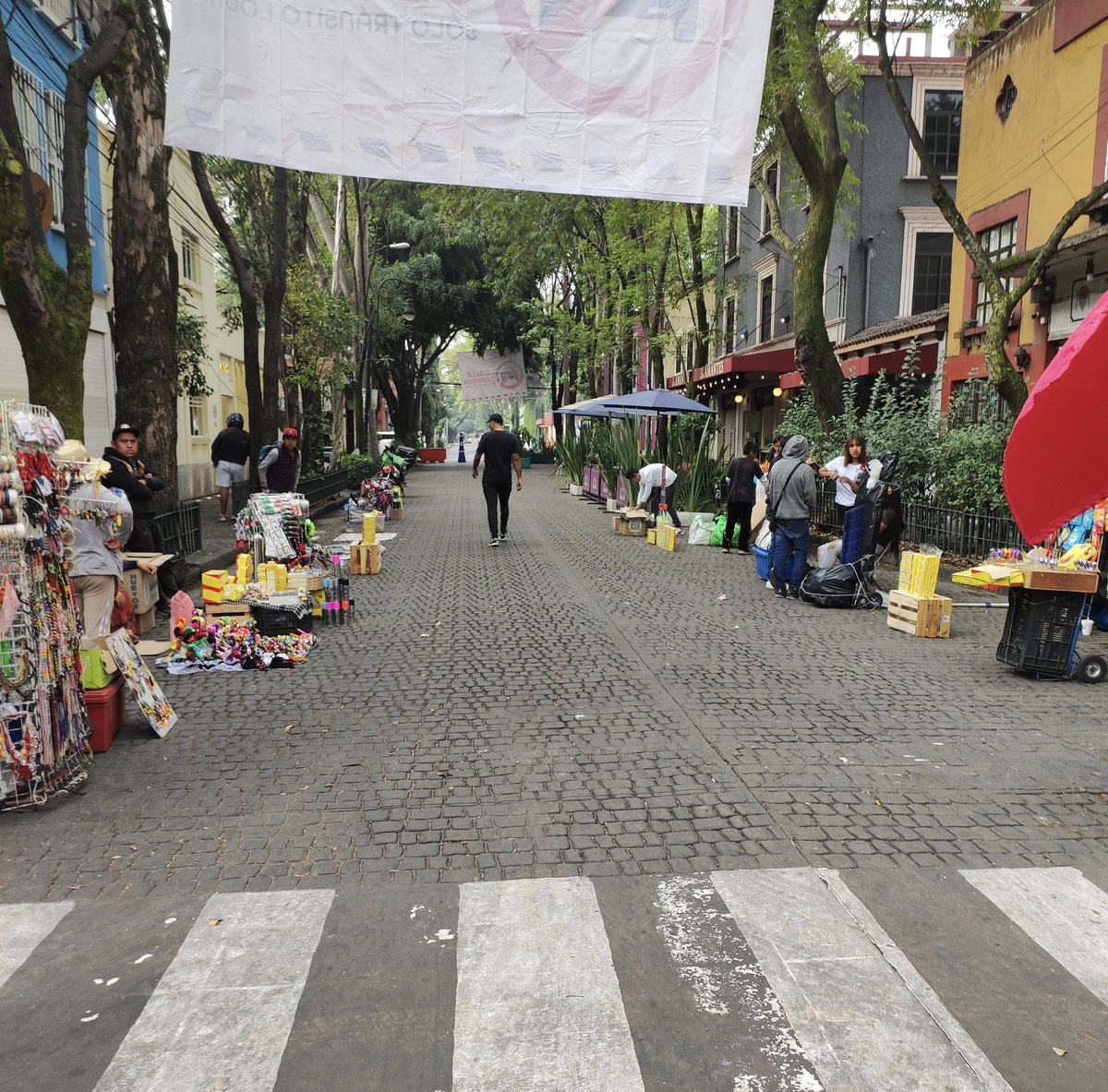 Sres. <a href="/Alcaldia_Coy/">Alcaldía de Coyoacán</a> 
De mal en peor con la renta-venta de calles del CH #Coyoacán
 No se habían colocado hasta hoy  puestos en Carrillo Puerto.
Dicen los vendedores que "nos mandaron aquí para que no se vieran  los puestos durante el evento del alcalde"  <a href="/giogutierrezag/">Giovani Gutiérrez</a>