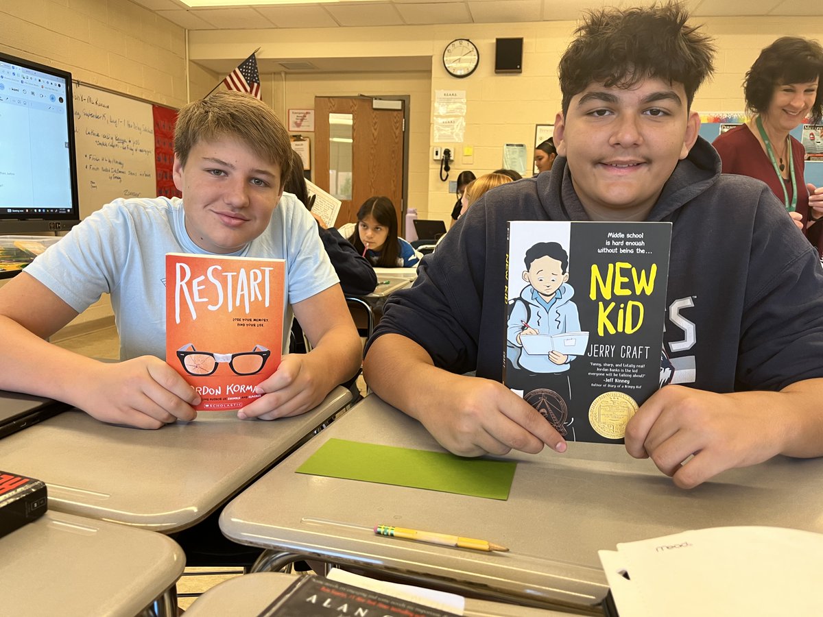 brewsterschools's tweet photo. Wells students READ this summer! The theme was overcoming adversity & today students discussed how their characters had to be BRAVE to overcome. Students got into groups & created art to represent their book. Takeaway: students got to pick their book--& they read!#BrewsterPride🐾 https://t.co/rOabPVOXuP