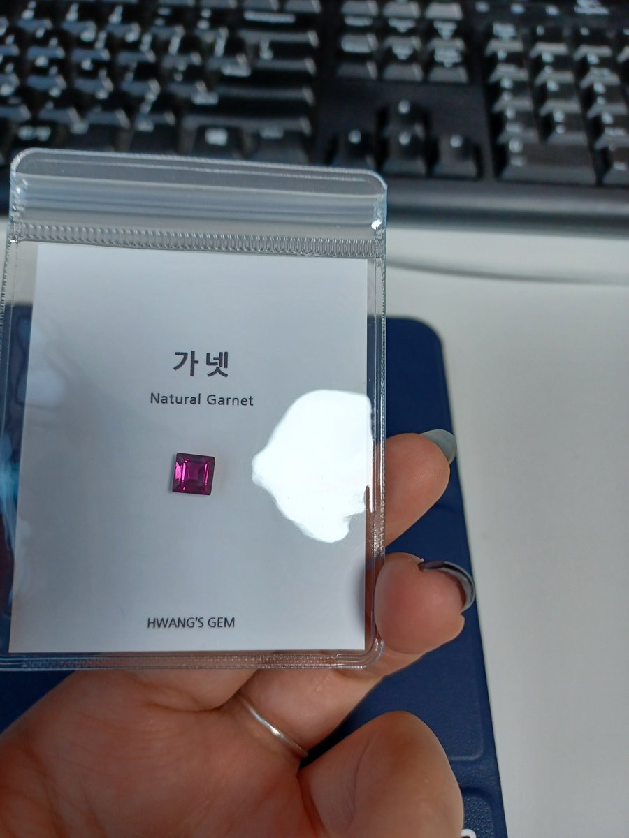 제 연하수가 오랫동안 최선을 다하고 애정으로 작업한 작품이 오늘 세상에 나오게 되었습니다.
알티해서 홍보해주신 분 중 한분께는 요 가넷을, 런칭된 회차를 모두 열람한 걸 인알로 인증해주신 분 중 한분께는 제가 날짜를 착각해 아직 구매 못 한 아무튼 보석을 하나 보내드리겠습니다.
💙~9.22💙