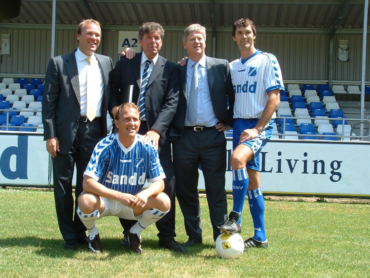 agovv's tweet photo. Hoofdsponsor presentatie voor aanvang van seizoen 2005-2006. Het eerste seizoen dat de BVO een prijs pakte in de vorm van de zesde periodetitel! 

Veel meer foto's op https://t.co/P5yjMop9WT https://t.co/iHUdT3AkRy
